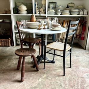 Table ronde Ø70 en quartz artificiel avec pied en fonte