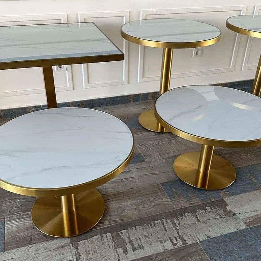 Table ronde en quartz artificiel avec bordure dorée et pied central doré - Image 6