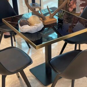 Table en quartz artificiel  carré avec bordure dorée