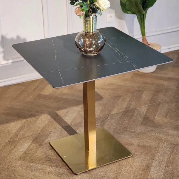 Table carrée 80×80 en quartz artificiel avec pied doré