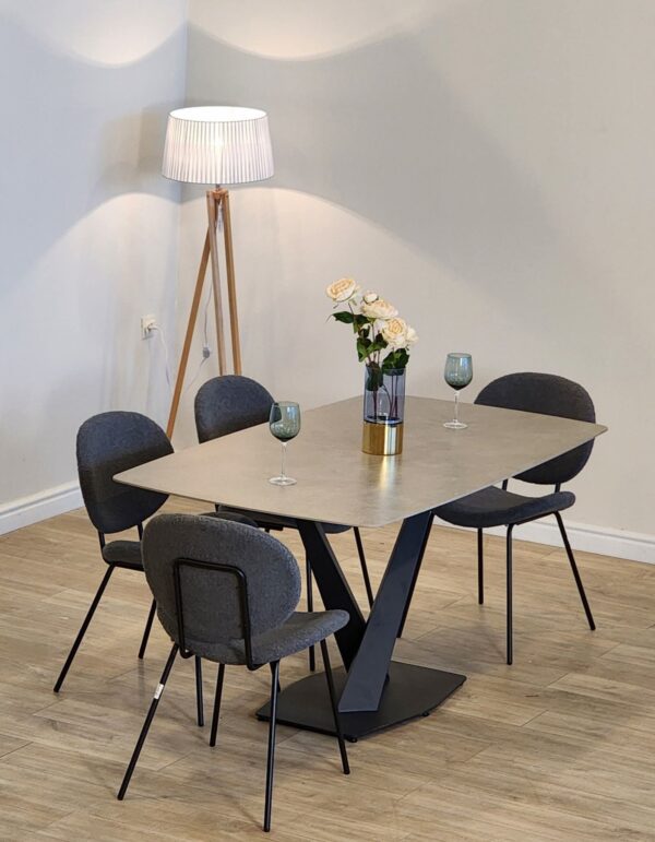 Table rectangulaire en quartz artificiel 160×90 avec pied en X