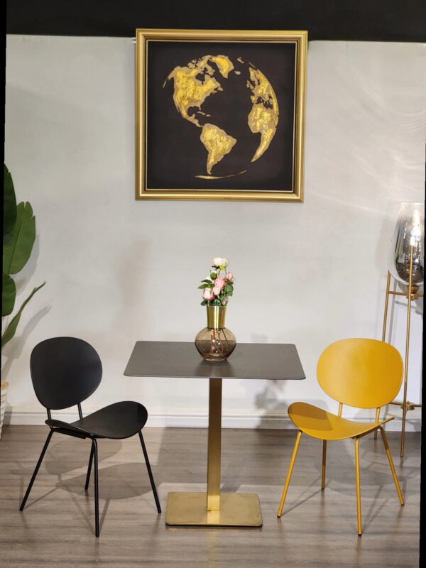 Table carrée 70×70 en quartz artificiel avec pied doré - Image 2
