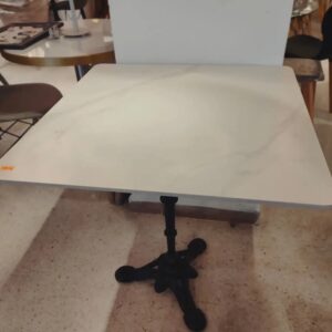 Table carrée 70×70 en quartz artificiel avec pied en fonte