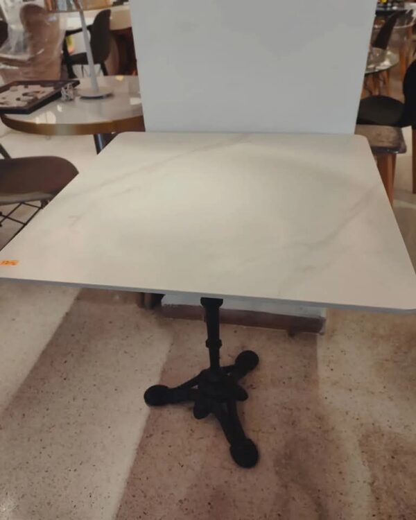 Table carrée 70×70 en quartz artificiel avec pied en fonte