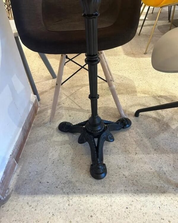 Table carrée 70×70 en quartz artificiel avec pied en fonte - Image 2