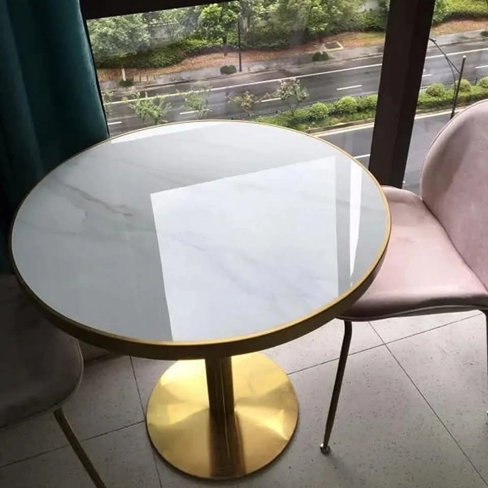 Table ronde en quartz artificiel avec bordure dorée et pied central doré - Image 4