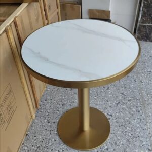 Table ronde en quartz artificiel avec bordure dorée et pied central doré