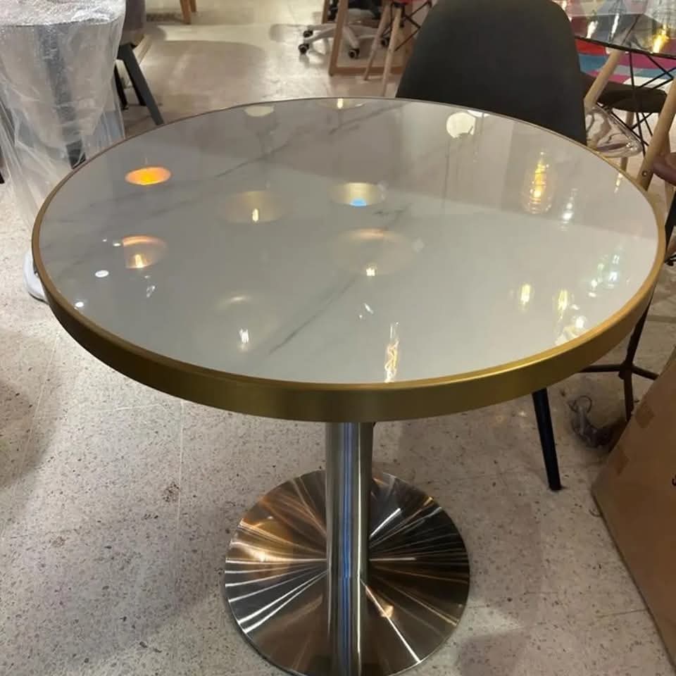 Table ronde en quartz artificiel avec bordure dorée – Diamètre 70 cm - Image 2