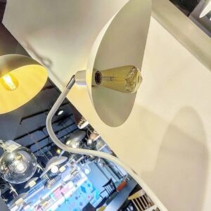 Lampadaire moderne à trois pieds