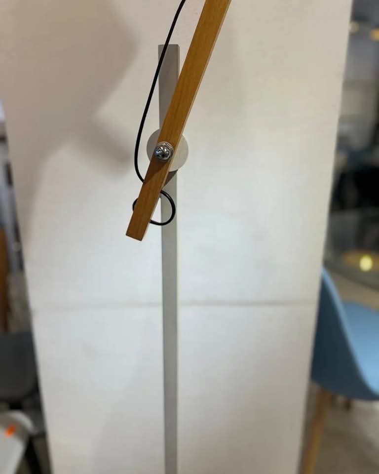 Lampadaire moderne articulé en bois et métal - Image 10