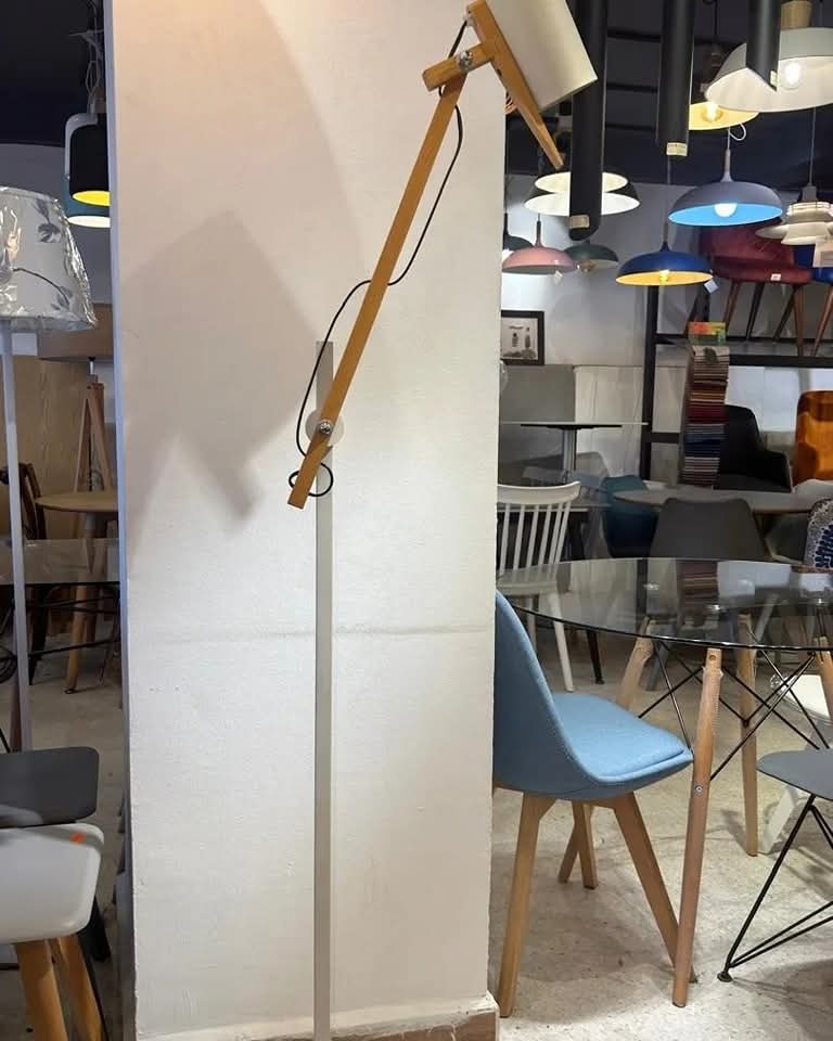 Lampadaire moderne articulé en bois et métal - Image 9