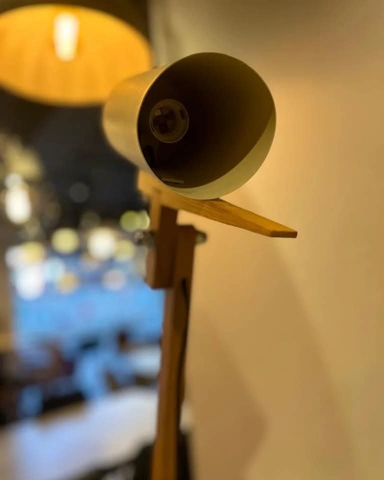 Lampadaire moderne articulé en bois et métal - Image 8