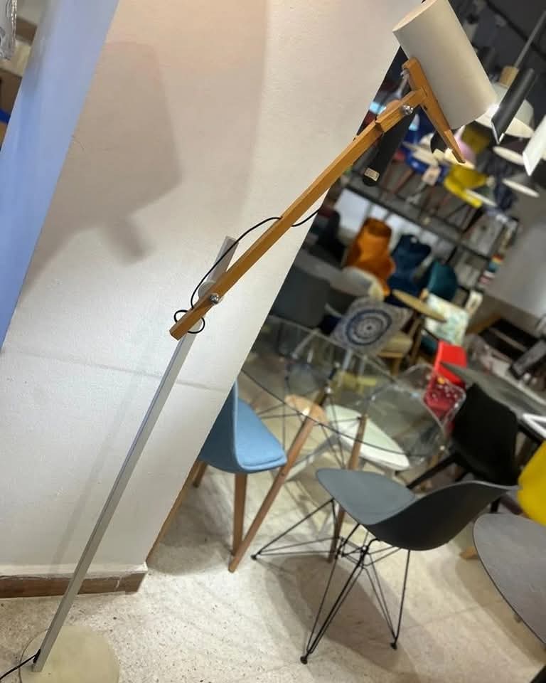 Lampadaire moderne articulé en bois et métal - Image 6