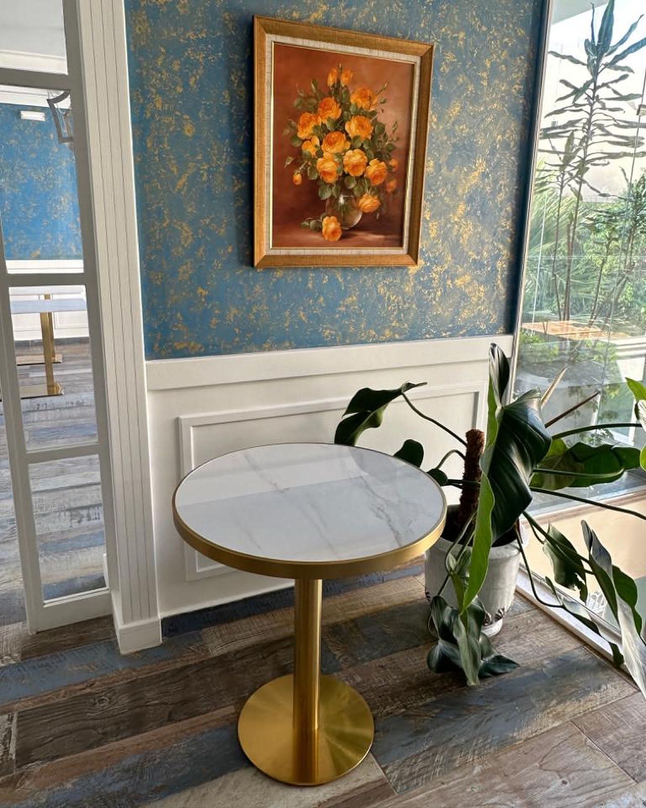 Table ronde en quartz artificiel avec bordure dorée et pied central doré - Image 2