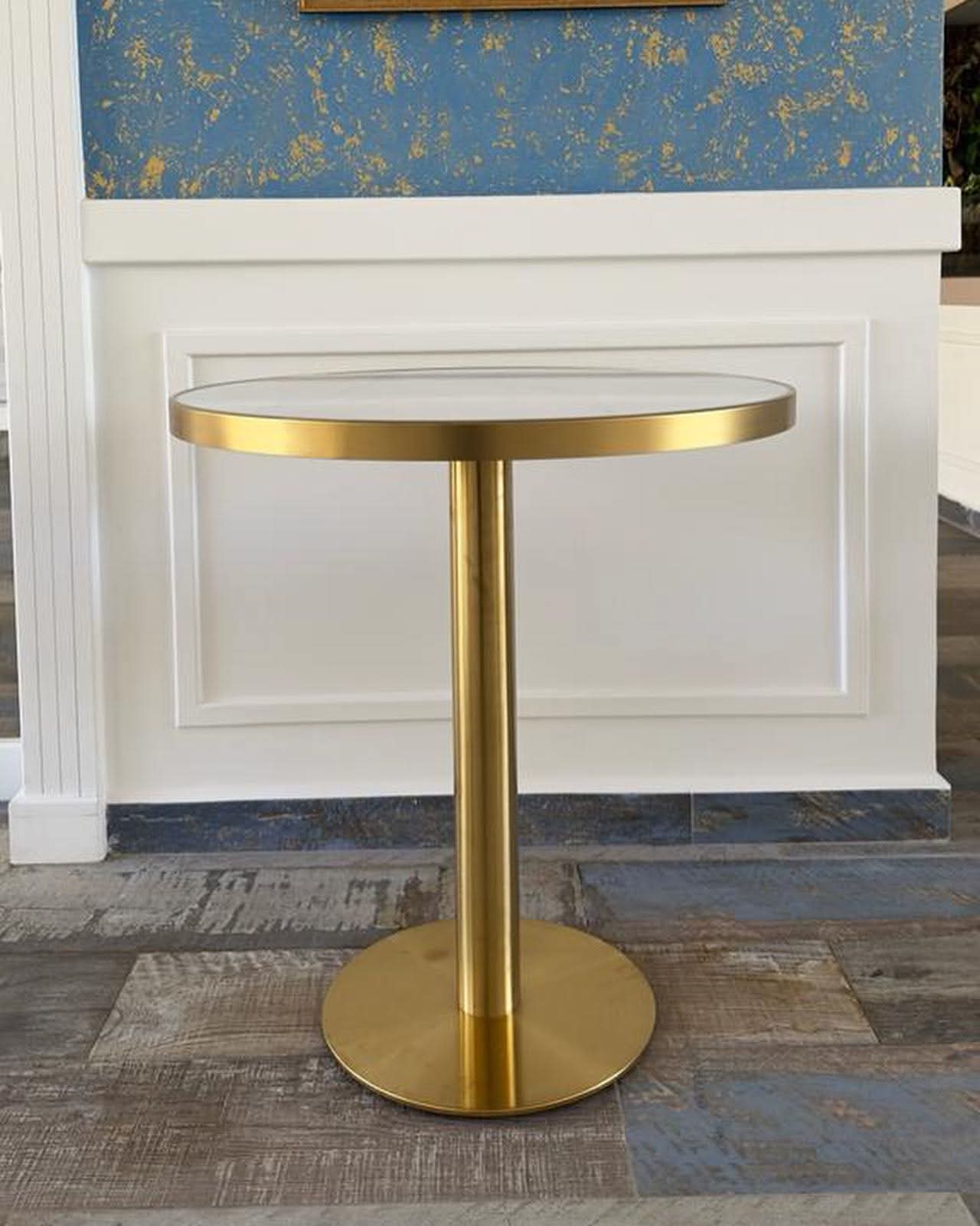 Table ronde en quartz artificiel avec bordure dorée et pied central doré - Image 3