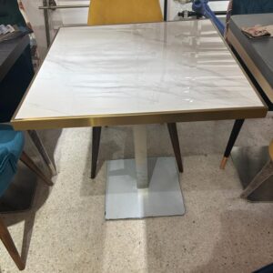 Table en quartz artificiel avec bordure dorée – 80×80 cm