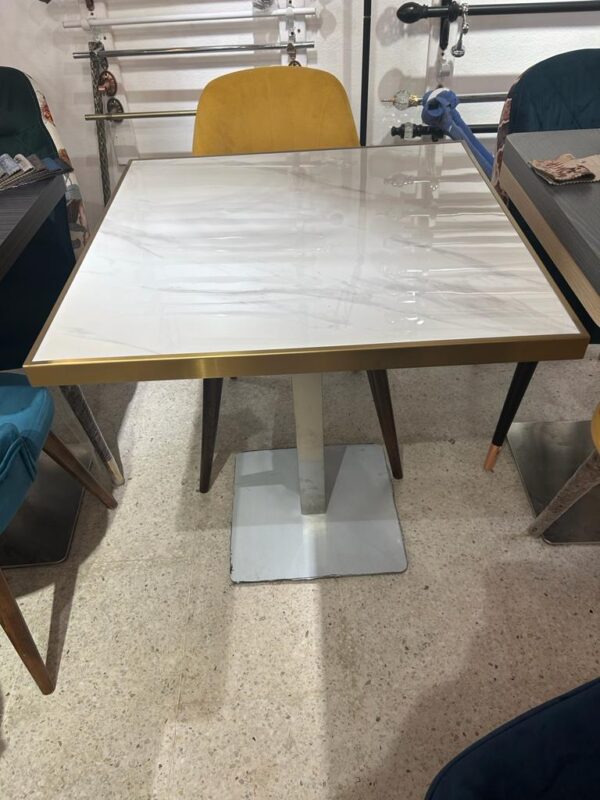 Table en quartz artificiel avec bordure dorée – 80×80 cm
