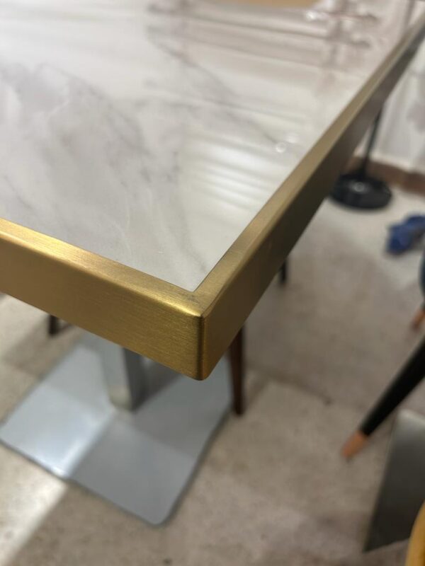 Table en quartz artificiel avec bordure dorée – 80×80 cm - Image 3