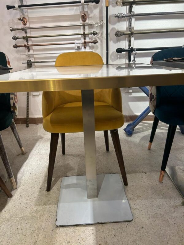 Table en quartz artificiel avec bordure dorée – 80×80 cm - Image 2