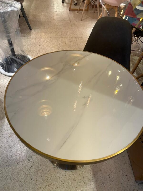 Table ronde en quartz artificiel avec bordure dorée – Ø70 cm - Image 4