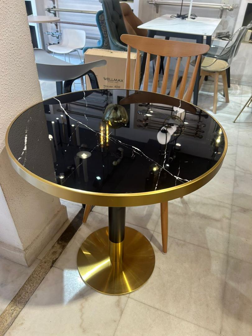 Table ronde en quartz artificiel avec bordure dorée – Diamètre 70 cm
