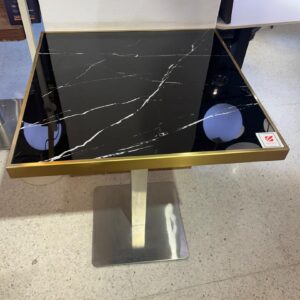Table en quartz artificiel avec bordure dorée – 60×60 cm