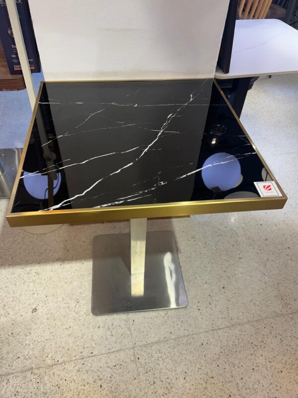 Table en quartz artificiel avec bordure dorée – 60×60 cm