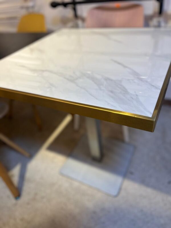 Table en quartz artificiel avec bordure dorée – 80×80 cm - Image 4