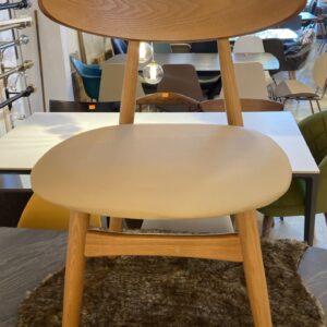 Chaise design en bois de frêne sans accoudoirs