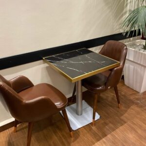 Table en quartz artificiel avec bordure dorée – 70×70 cm