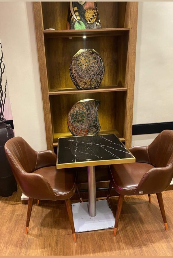 Table en quartz artificiel avec bordure dorée – 70×70 cm - Image 3