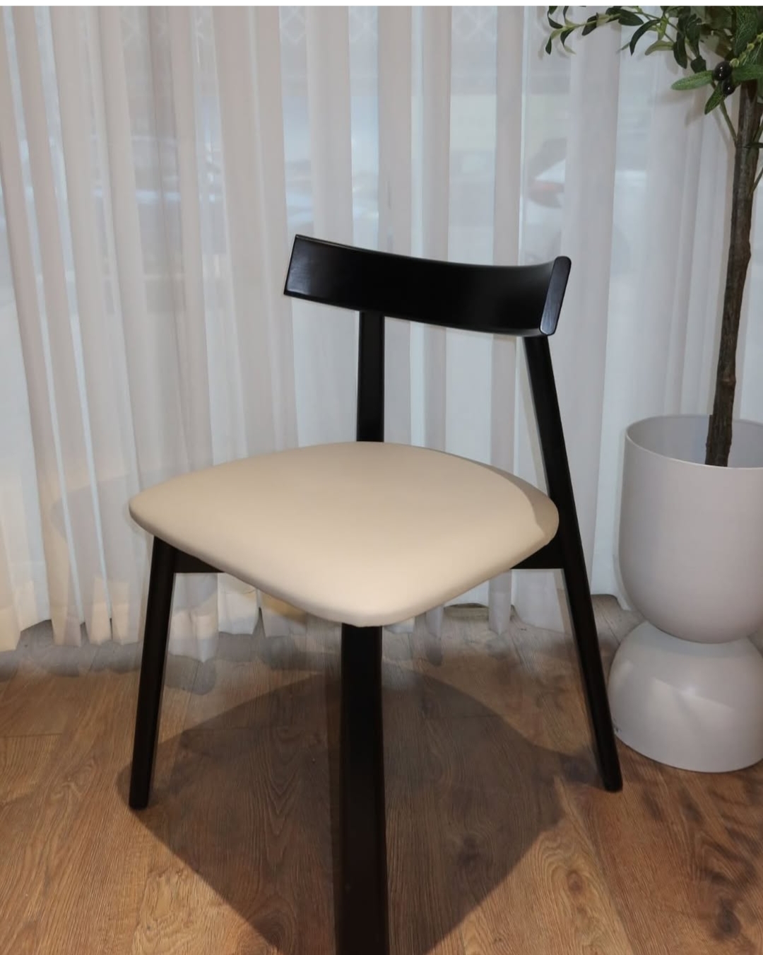 Chaise en bois de frêne sans accoudoirs - Image 11