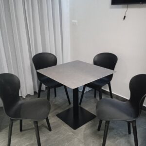 Chaise 177 – Assise en PP & pieds en bois hêtre noir ou blanc