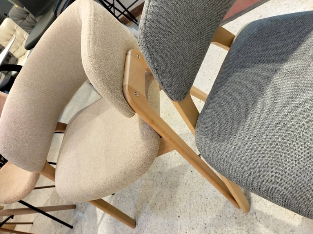 Chaise Design Scandinave en Tissu et Bois - Image 12