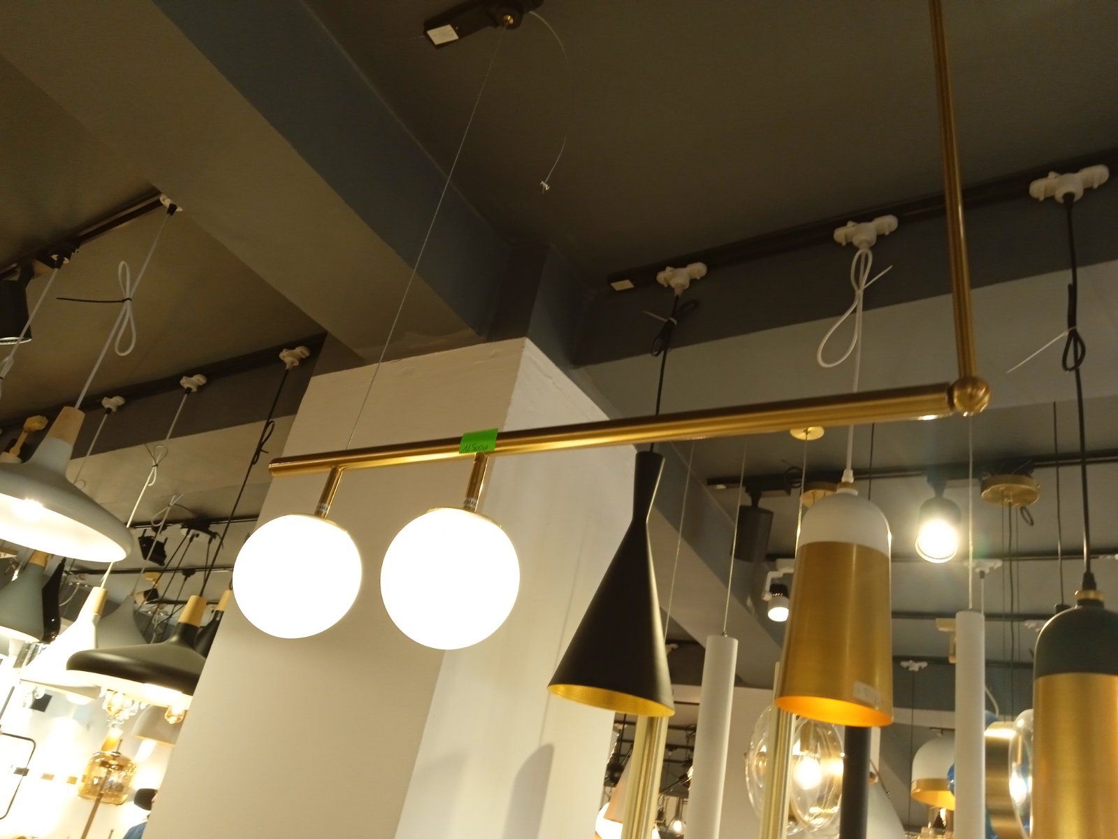 Suspension barre linéaire avec des globes en verre - Image 9