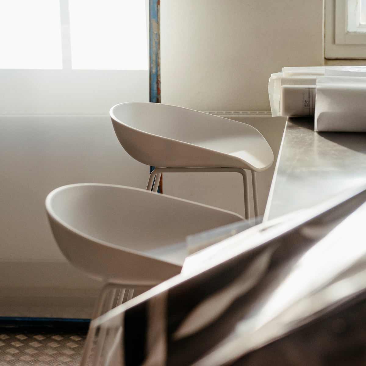 Tabouret Hay Haut – Pieds Métal (Blanc, Noir) & Assise en Polypropylène - Image 17