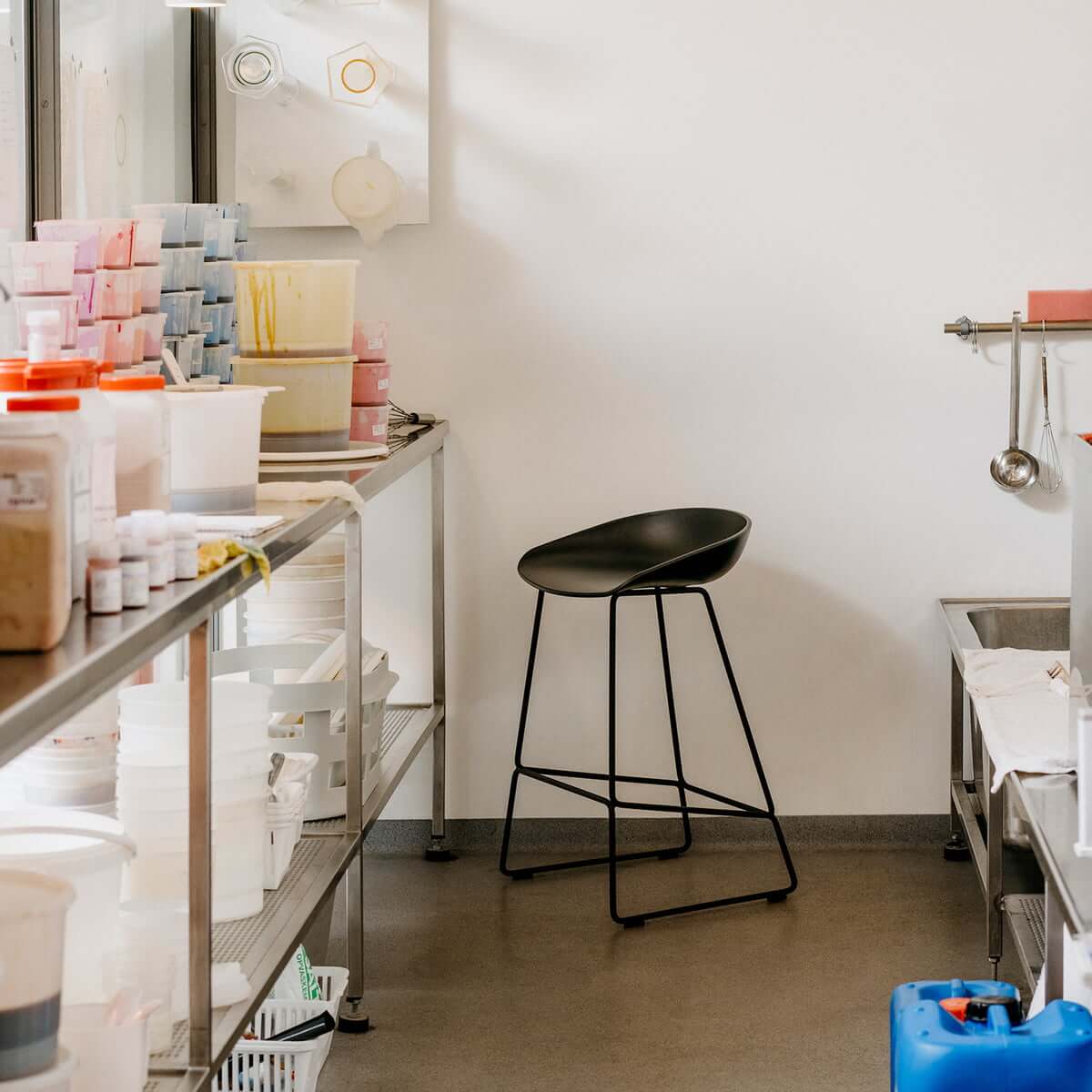 Tabouret Hay Haut – Pieds Métal (Blanc, Noir) & Assise en Polypropylène - Image 20