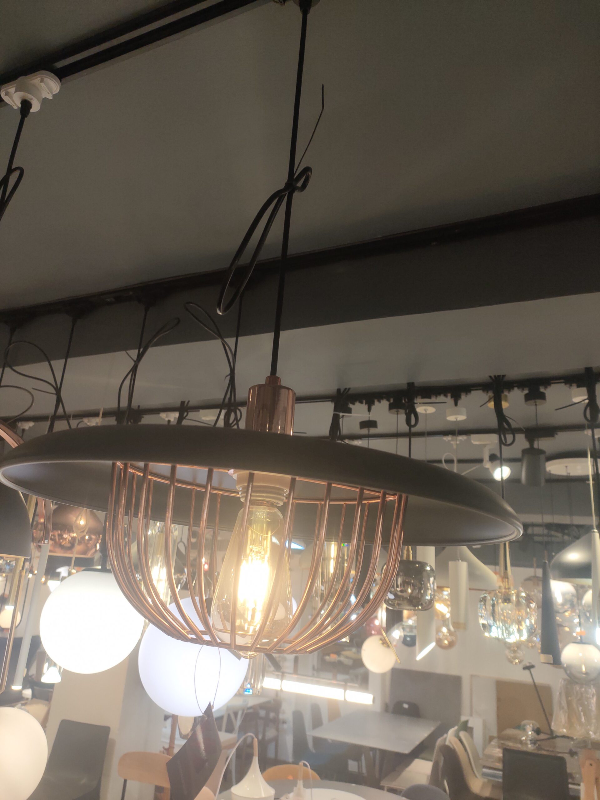 Suspension Industrielle Métal Noir et Cage Cuivrée - Image 9