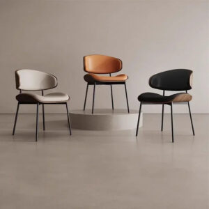 Chaise en simili cuir avec pieds en métal noir | Design moderne