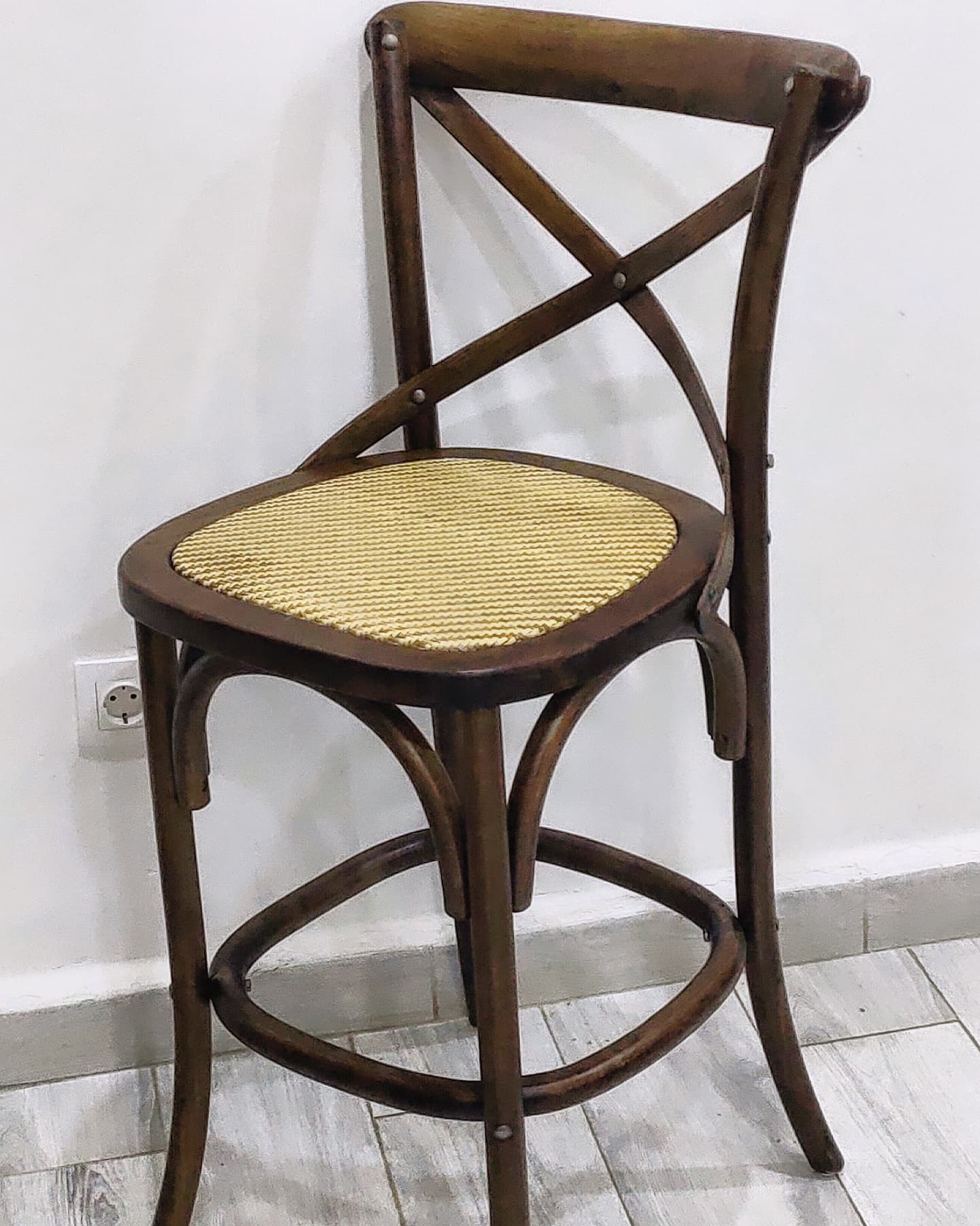Tabouret de bar Crossback en Frêne Massif – L'Élégance Bistrot Réinventée - Image 12