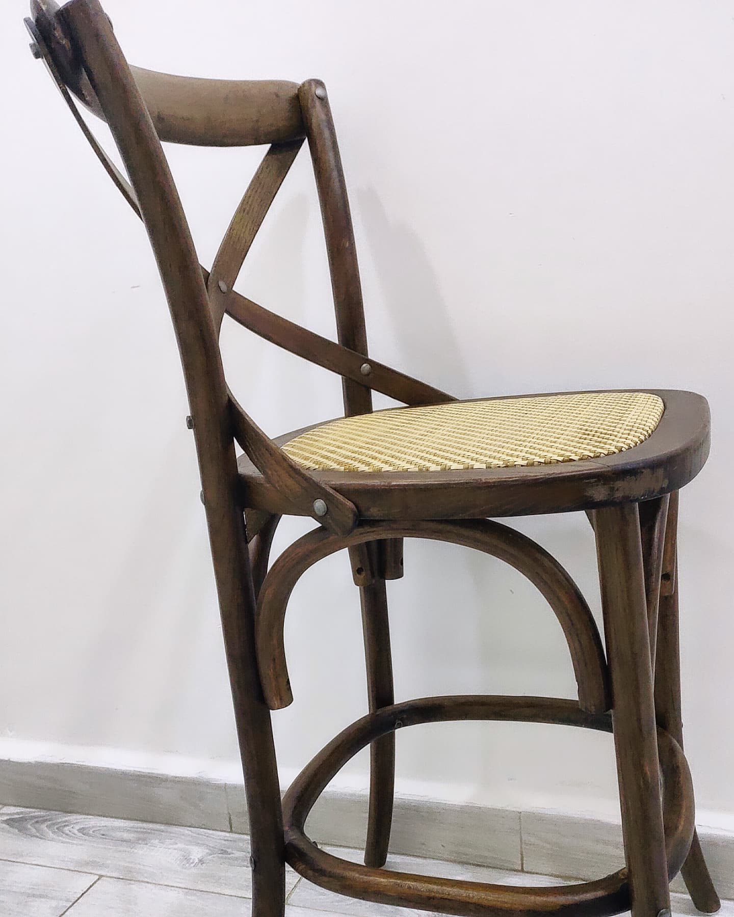 Tabouret de bar Crossback en Frêne Massif – L'Élégance Bistrot Réinventée - Image 10