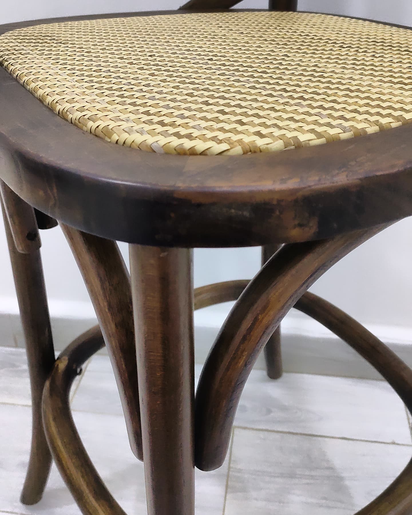 Tabouret de bar Crossback en Frêne Massif – L'Élégance Bistrot Réinventée - Image 8