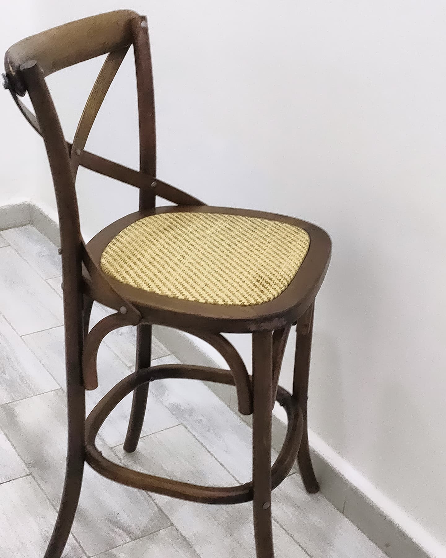Tabouret de bar Crossback en Frêne Massif – L'Élégance Bistrot Réinventée - Image 9