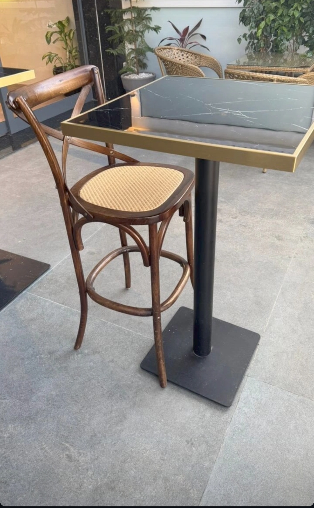 Tabouret de bar Crossback en Frêne Massif – L'Élégance Bistrot Réinventée - Image 7