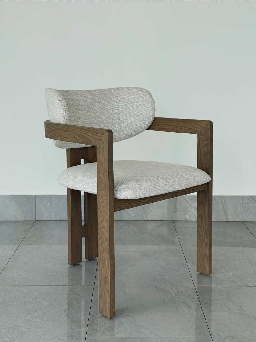Chaise de salle à manger moderne avec accoudoirs