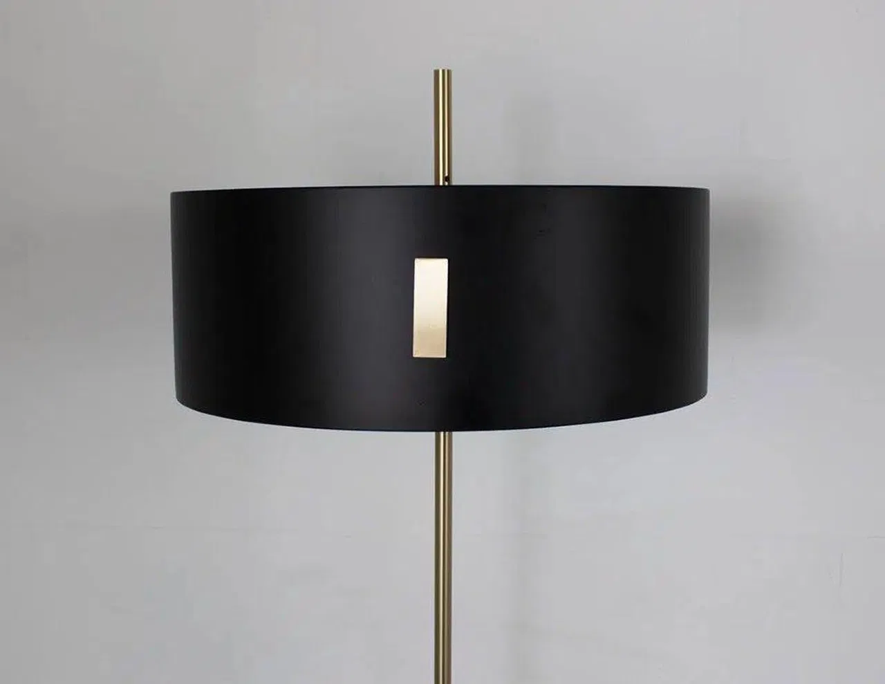 Lampadaire Design Noir et Doré avec Abat-jour Cylindrique – Luminaire Élégant pour Salon - Image 11