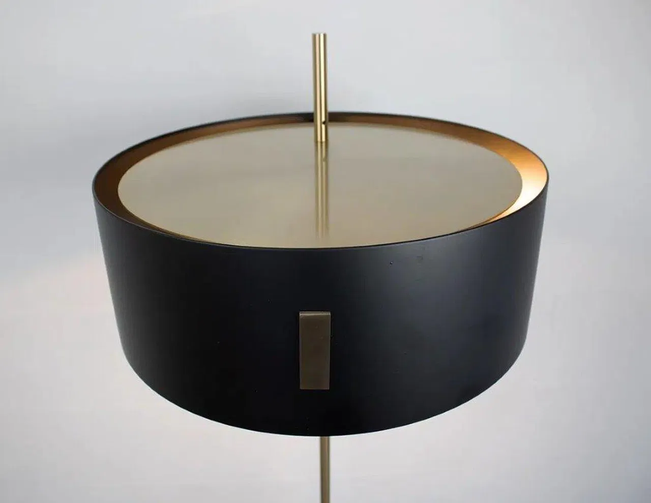 Lampadaire Design Noir et Doré avec Abat-jour Cylindrique – Luminaire Élégant pour Salon - Image 10