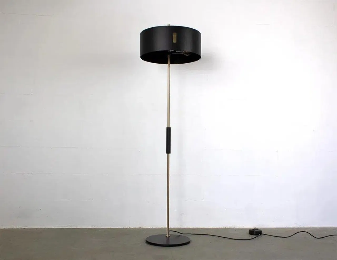 Lampadaire Design Noir et Doré avec Abat-jour Cylindrique – Luminaire Élégant pour Salon - Image 7